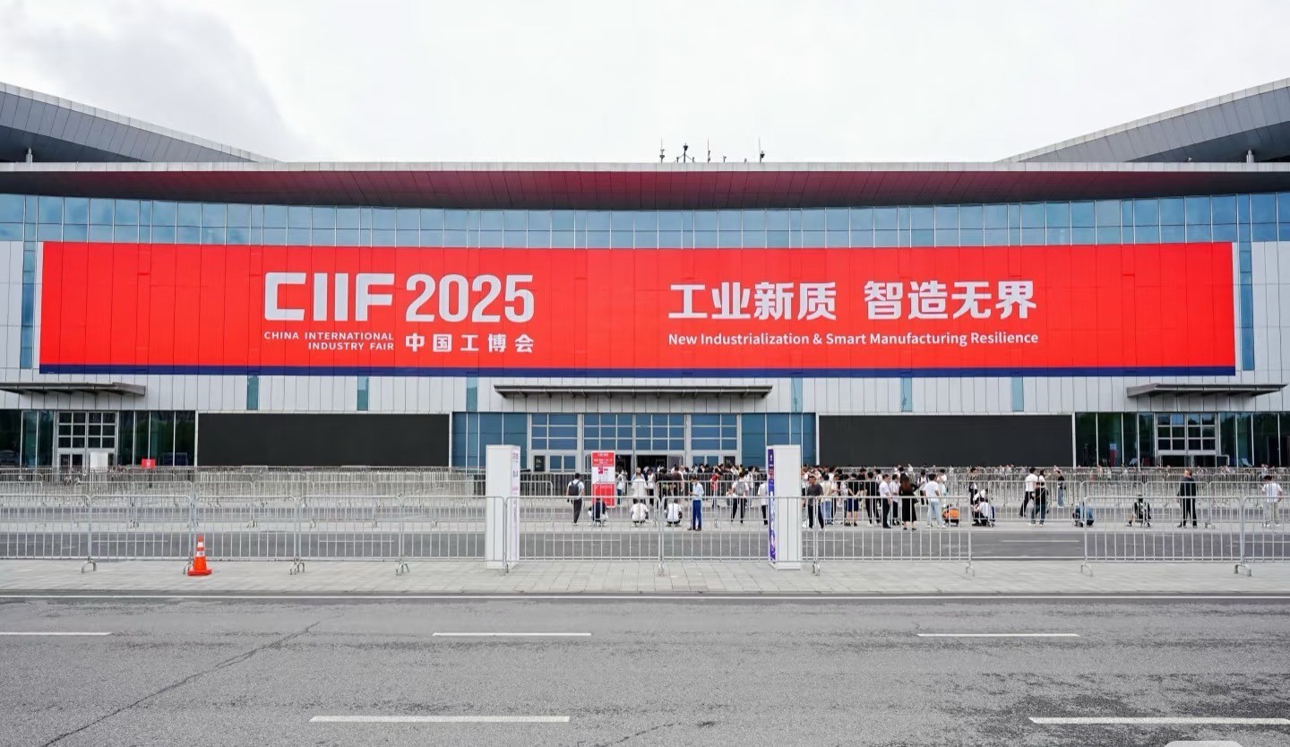 顶鑫环保精彩亮相 2025 上海中国工业国际博览会，工业环保除尘解决方案引热议